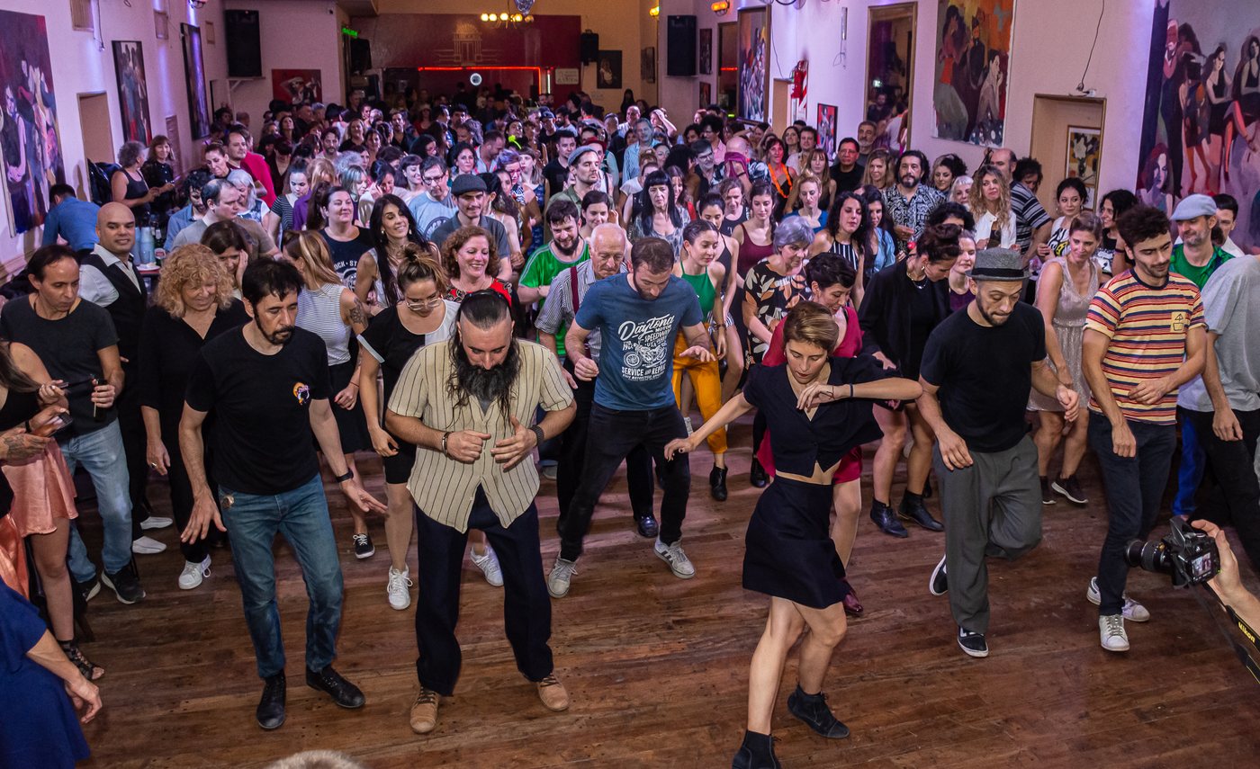 Shim Sham en grupo, toda la sala bailando lo mismo al mismo tiempo